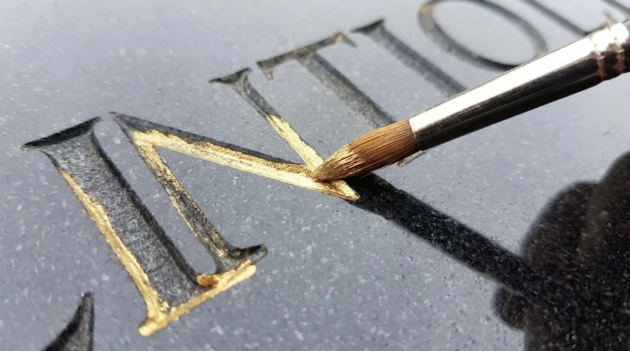 nanesenie-zolotistoy-patini